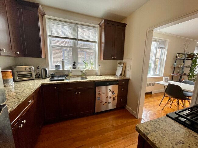 1527 Beacon St, Unit 3 in Brookline, MA - Building Photo - Building Photo