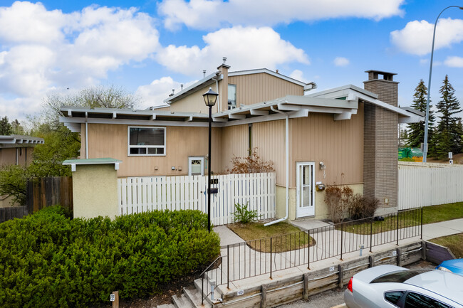 Willow Park Green in Calgary, AB - Building Photo - Building Photo