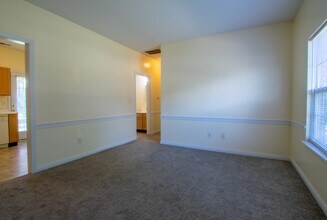 Sugar Creek Apartments in New Palestine, IN - Foto de edificio - Building Photo