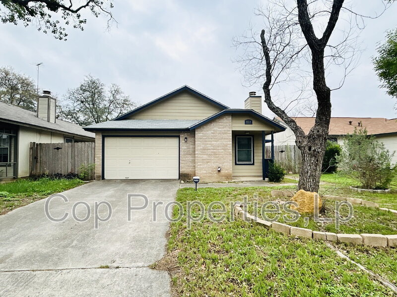 10118 Rainbow Bend in San Antonio, TX - Building Photo