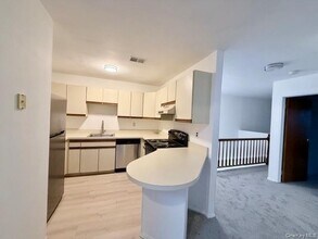 42 Greenmeadow Dr in Babylon, NY - Building Photo - Building Photo