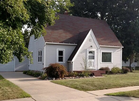 529 E Broad St in Linden, MI - Foto de edificio