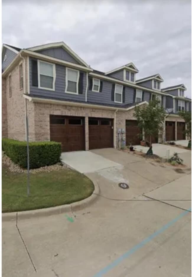property at 2220 Stoneleigh Pl