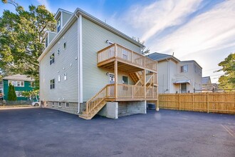 27 1st St, Unit 1 in Medford, MA - Foto de edificio - Building Photo