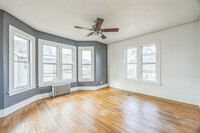 14 Chapman Ave, Unit 3 bedroom and attic in Easthampton, MA - Foto de edificio - Building Photo