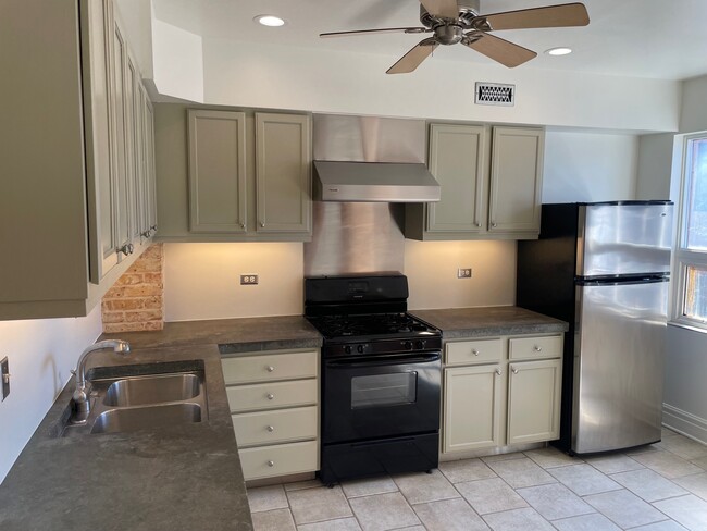2545 W Homer St, Unit 2 in Chicago, IL - Building Photo - Building Photo