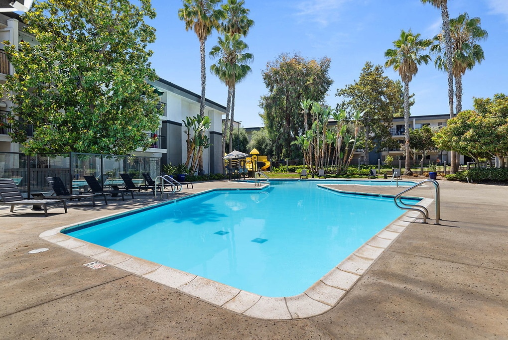 Avondale at Warner Center in Woodland Hills, CA - Foto de edificio