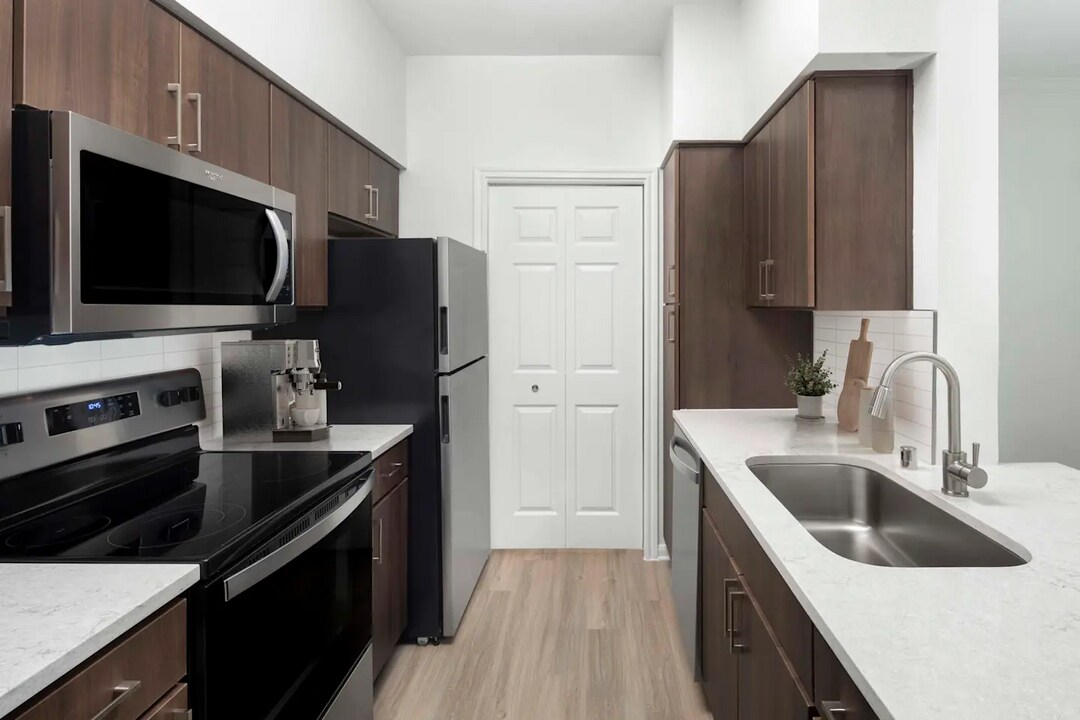 7371 Stella Link Rd in Houston, TX - Building Photo