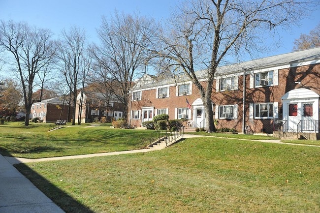 Bell Park Manor Terrace Co-ops in Bellerose Manor, NY - Foto de edificio - Building Photo