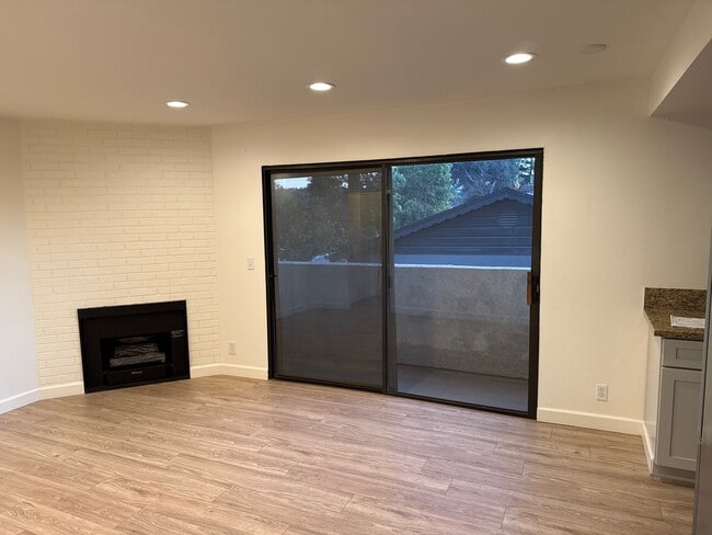 10330 Riverside Dr, Unit B in Los Angeles, CA - Foto de edificio - Building Photo