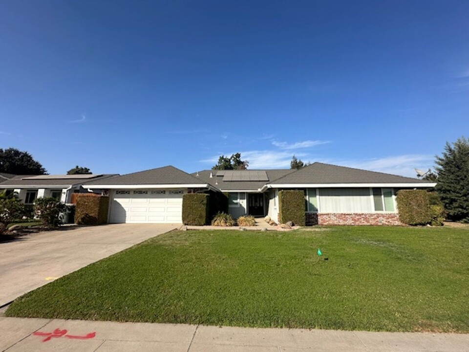 3116 W La Vida Ave in Visalia, CA - Foto de edificio