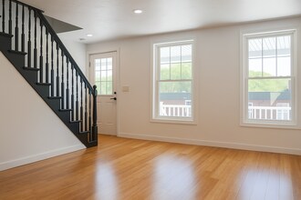 554 Main St, Unit 1 in Sturbridge, MA - Foto de edificio - Building Photo