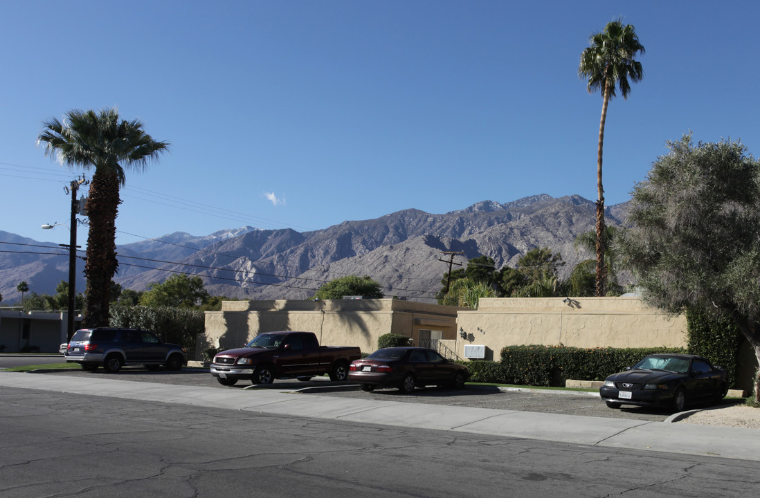 285 S Saturmino Dr in Palm Springs, CA - Building Photo