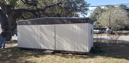 408 San Antonio St in Pleasanton, TX - Foto de edificio - Building Photo