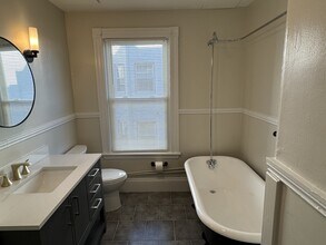 119 Glendower Rd, Unit Two in Boston, MA - Foto de edificio - Building Photo