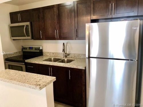 7820 NE Bayshore Ct in Miami, FL - Foto de edificio - Building Photo