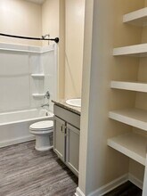 1805 E Lakeshore Lndg Dr in Slidell, LA - Foto de edificio - Building Photo