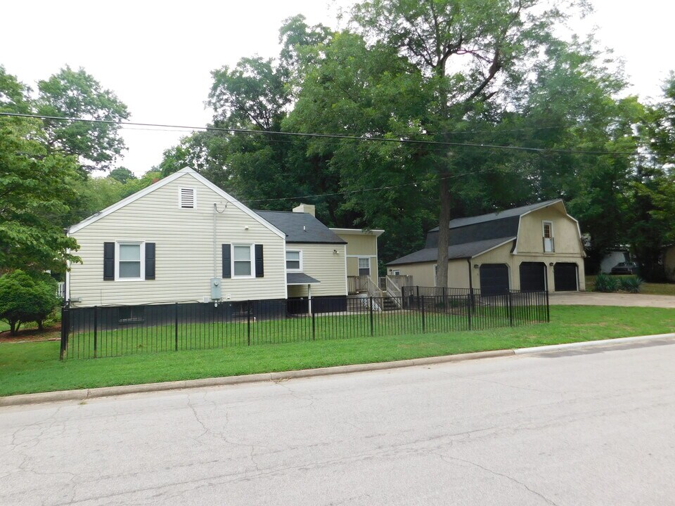 700 Monroe Dr in Raleigh, NC - Foto de edificio
