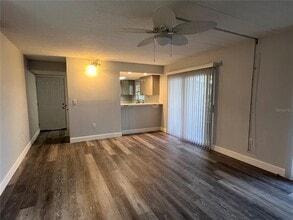 8825 Bay Pointe Dr in Tampa, FL - Building Photo - Building Photo