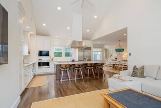 1 Fall Ct in Southampton, NY - Building Photo - Building Photo