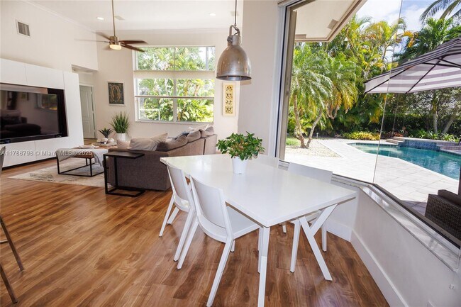 280 Landings Blvd in Weston, FL - Building Photo - Building Photo