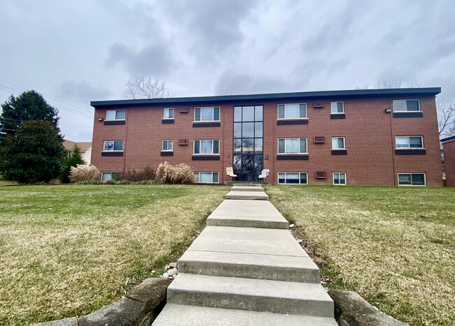 320 Hanna Ave, Unit C1 in Loveland, OH - Foto de edificio - Building Photo