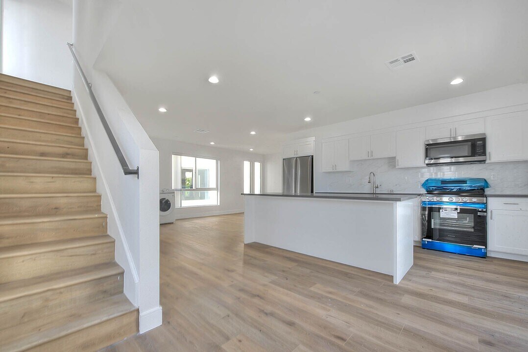 11730 Hamlin St in Los Angeles, CA - Building Photo