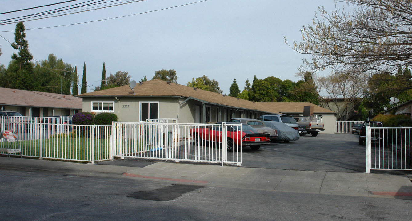 2237 Luz Ave in San Jose, CA - Foto de edificio