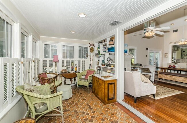 305 15th Ave NE in St. Petersburg, FL - Building Photo - Building Photo