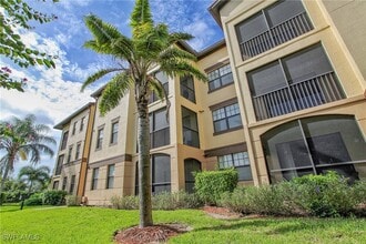 13010 Positano Cir in Naples, FL - Foto de edificio - Building Photo