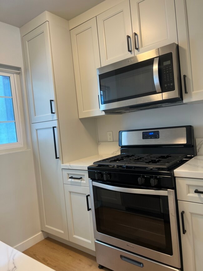 2859 Leeward Ave, Unit 9 in Los Angeles, CA - Building Photo - Building Photo
