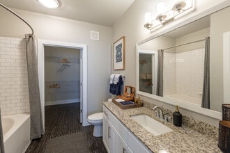 Centra at North Druid Hills in Atlanta, GA - Foto de edificio - Building Photo