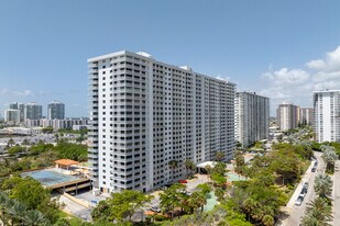 Winston Towers 600 in Sunny Isles Beach, FL - Building Photo