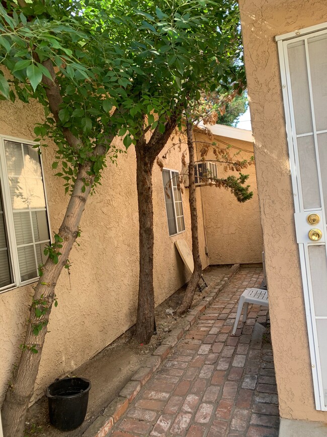 1909 N Hollywood Way in Burbank, CA - Foto de edificio - Building Photo