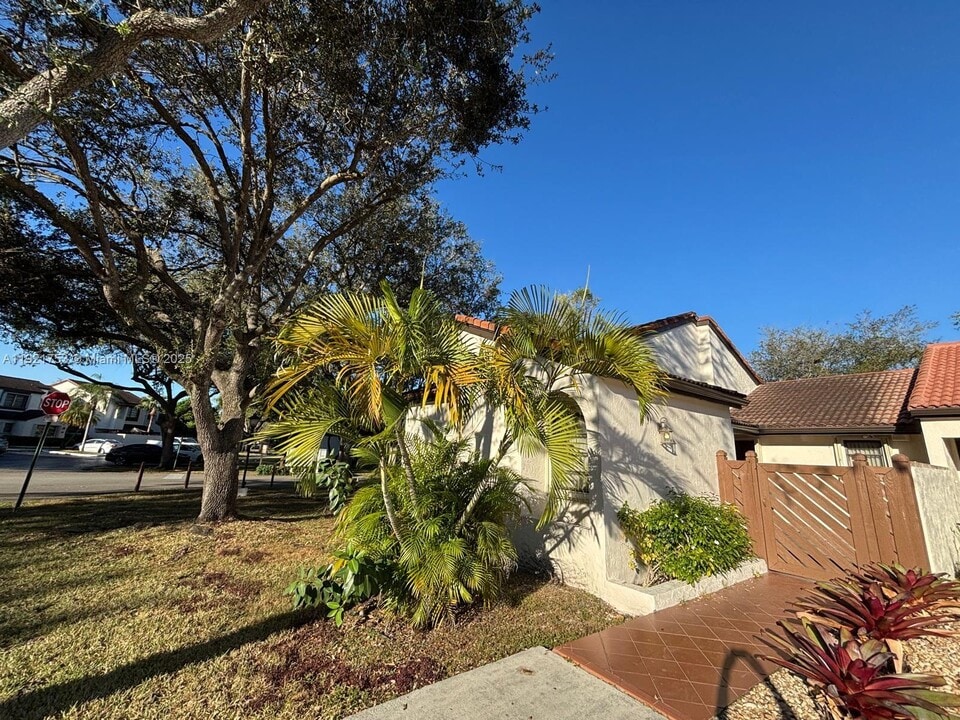 9211 SW 123rd Ave Ct in Miami, FL - Building Photo