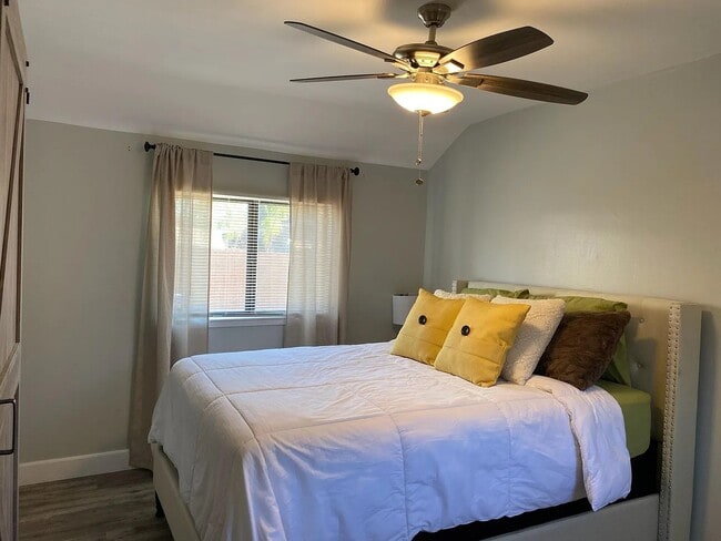 582 E Kingsley Ave in Pomona, CA - Foto de edificio - Building Photo