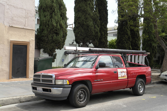 5747 Waring Ave in Los Angeles, CA - Building Photo - Building Photo