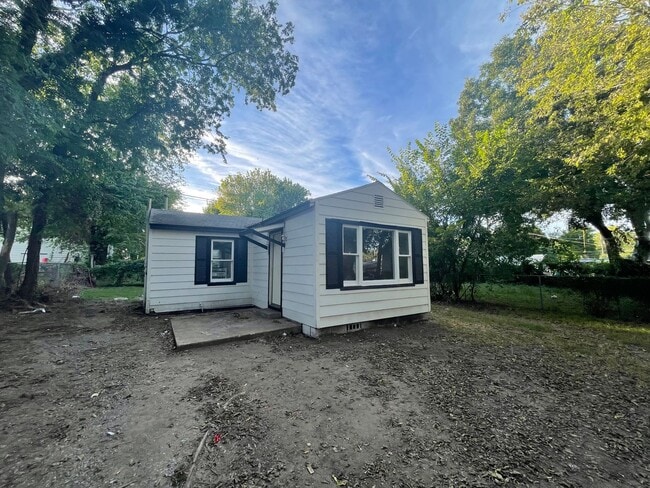 property at 1804 N Atlanta Pl