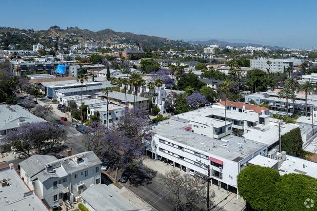 1114 N Harper Ave in West Hollywood, CA - Foto de edificio - Building Photo