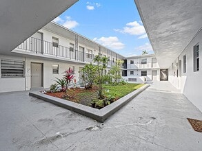 10305 SW 40th St in Miami, FL - Building Photo - Building Photo
