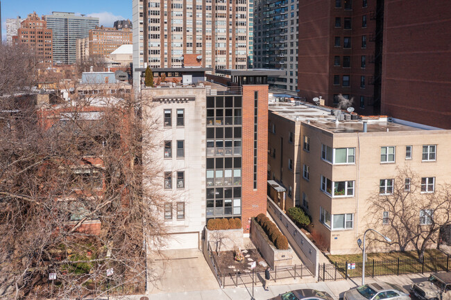 506 W Roscoe St in Chicago, IL - Foto de edificio - Building Photo