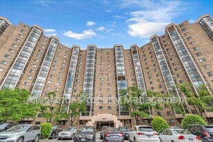 5904 Mt Eagle Dr in Alexandria, VA - Building Photo