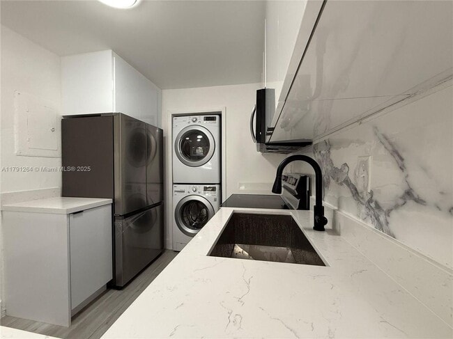 7910 N Colony Cir in Tamarac, FL - Building Photo - Building Photo