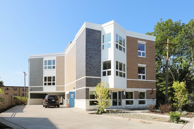 Cleland Place in Wilmette, IL - Building Photo - Building Photo