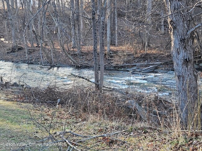 8 Freehold Mills Dr in Freehold, NY - Building Photo - Building Photo