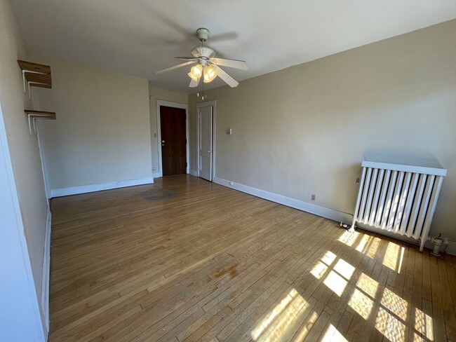 719 E Knapp St in Milwaukee, WI - Building Photo - Interior Photo