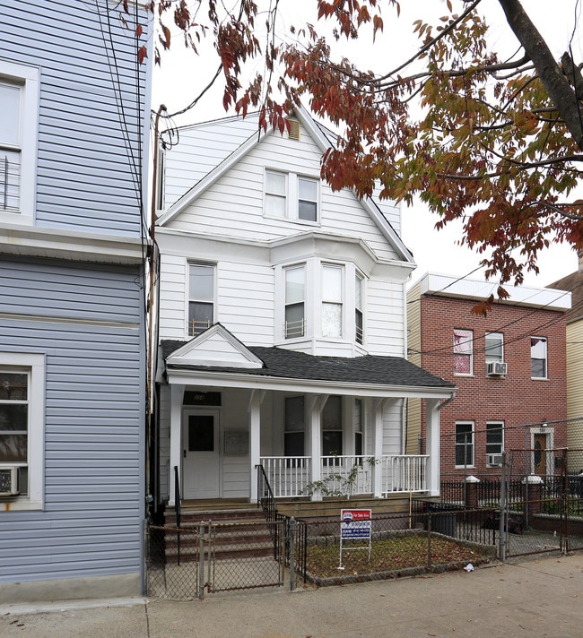 358 Riverdale Ave in Yonkers, NY - Building Photo - Building Photo