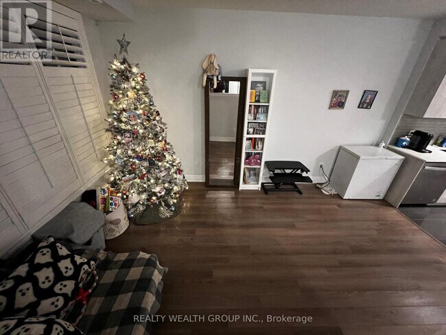 665 Cricklewood Dr. in Mississauga, ON - Building Photo - Building Photo