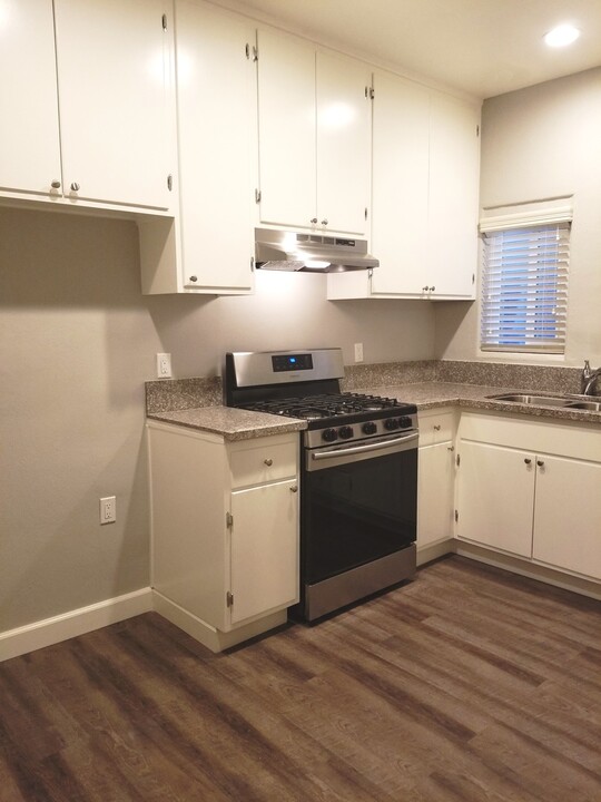 2402 1/4 Palm Pl in Huntington Park, CA - Building Photo