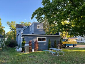 403 W Eleventh St, Unit B in Traverse City, MI - Foto de edificio - Building Photo